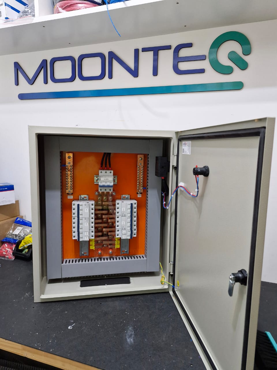 Painel elétrico aberto montado pela Moonteq