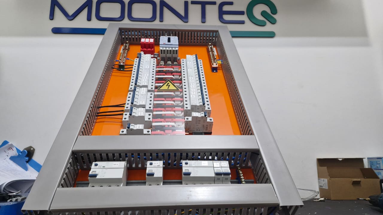 Painel elétrico industrial montado pela Moonteq