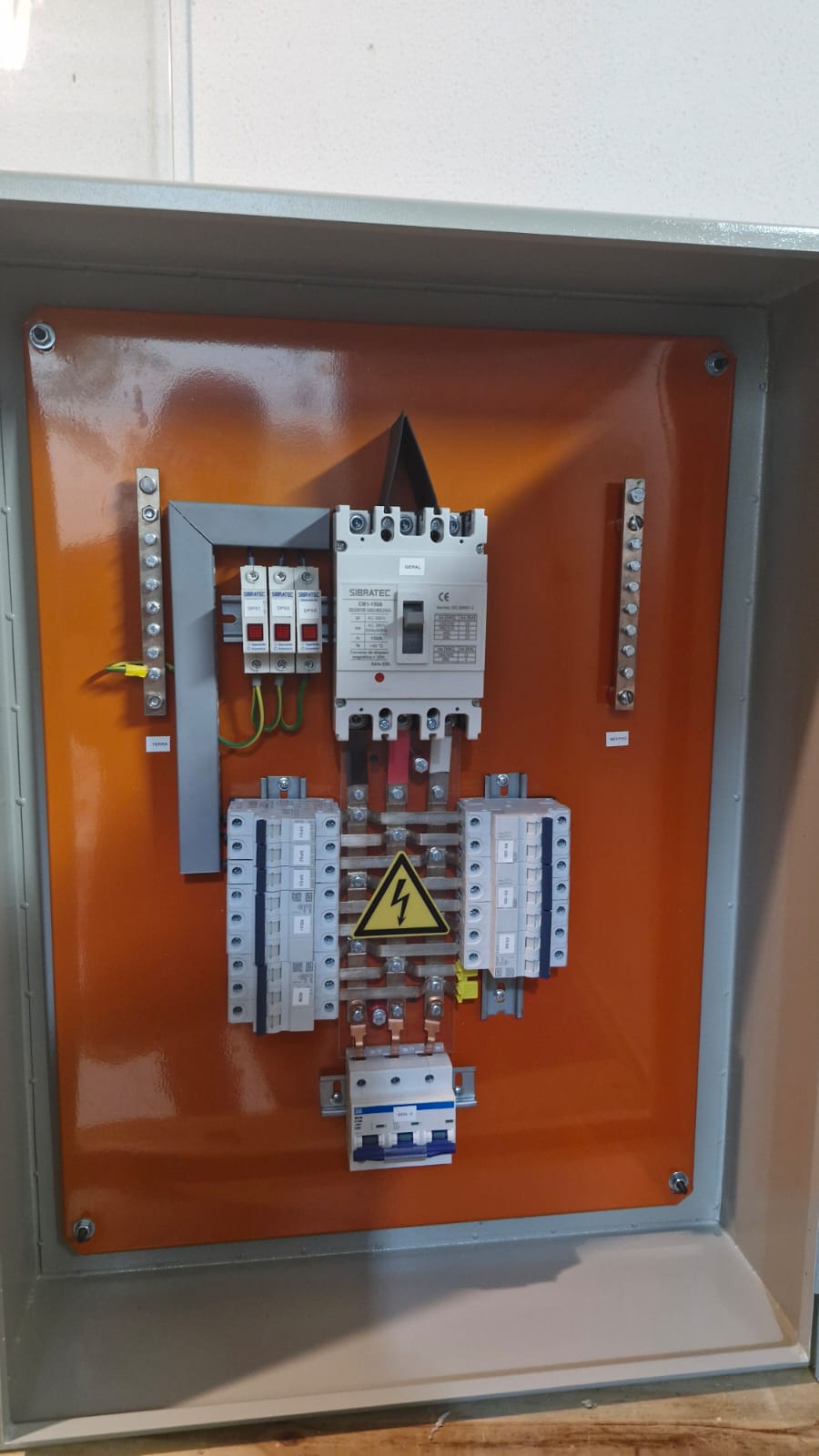 Detalhe de quadro elétrico de distribuição Moonteq