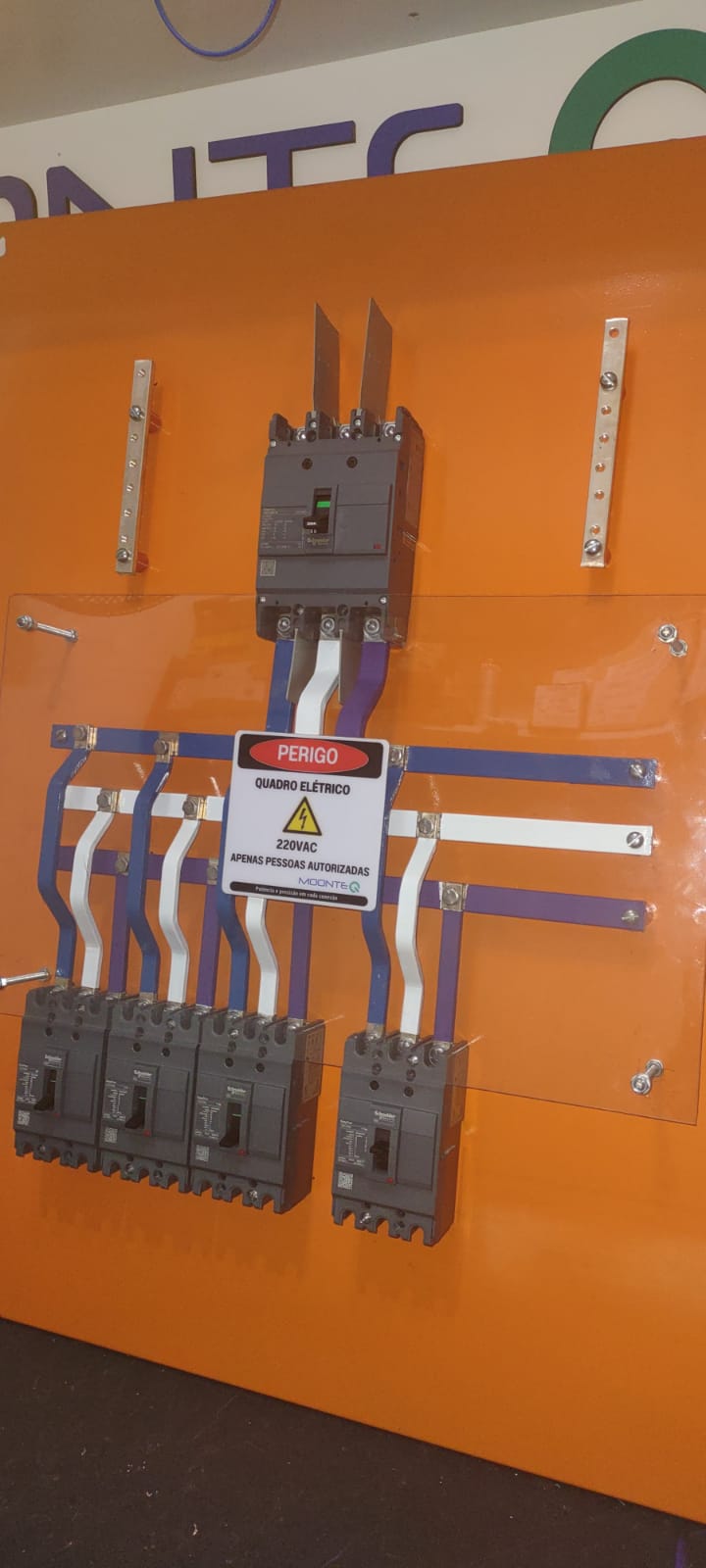 Detalhe de distribuição elétrica em painel Moonteq