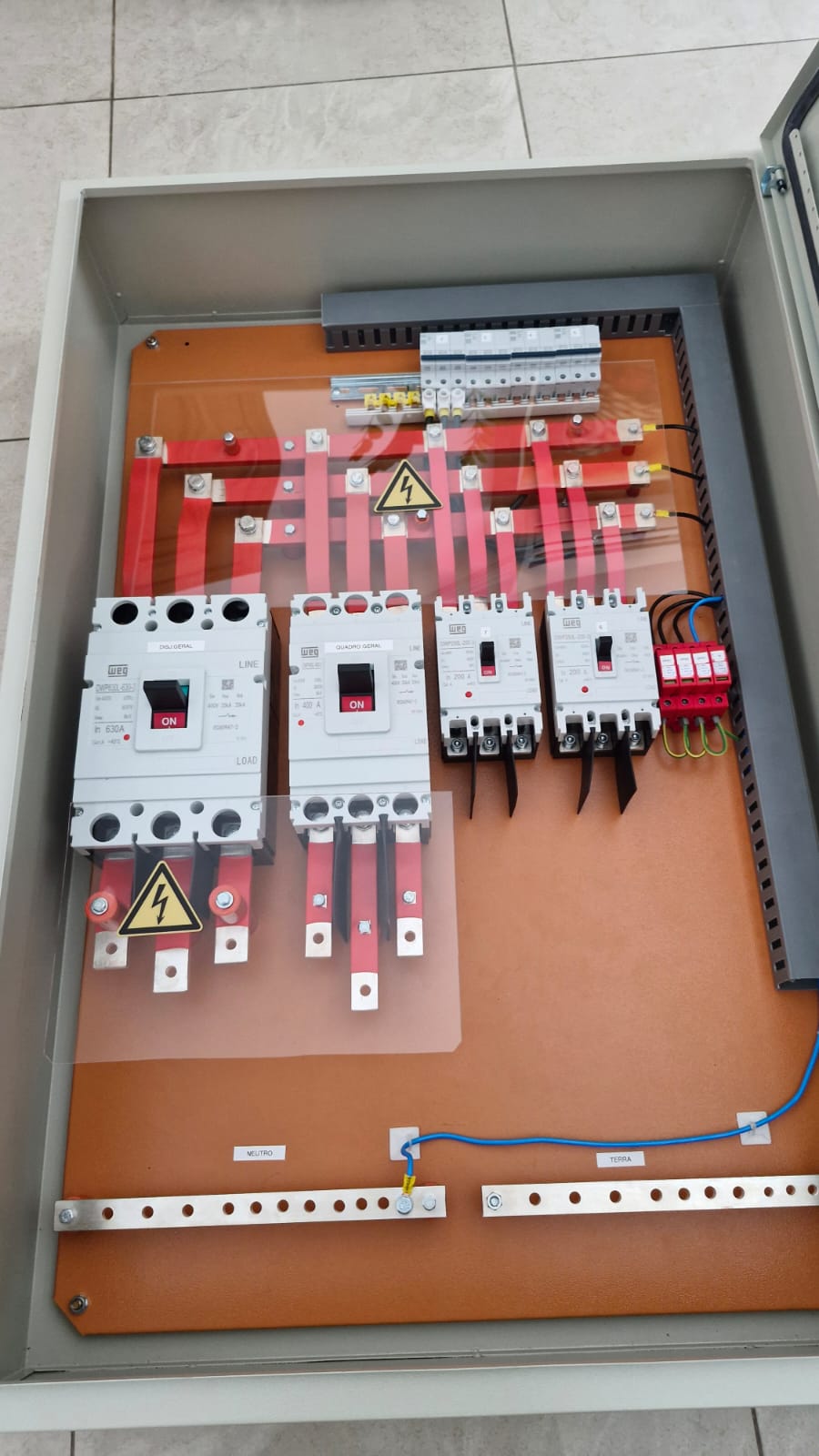 Quadro elétrico de distribuição montado pela Moonteq